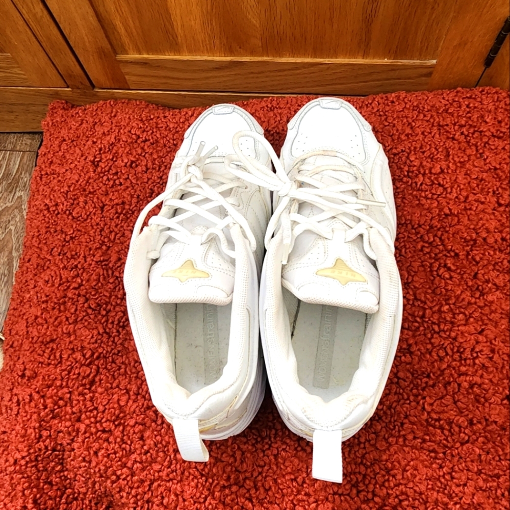 Nike white vintage shoes